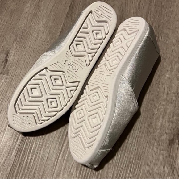 TOMS Alpargata Silver Glimmer Slip-on, size 6.5 - Picture 3 of 4
